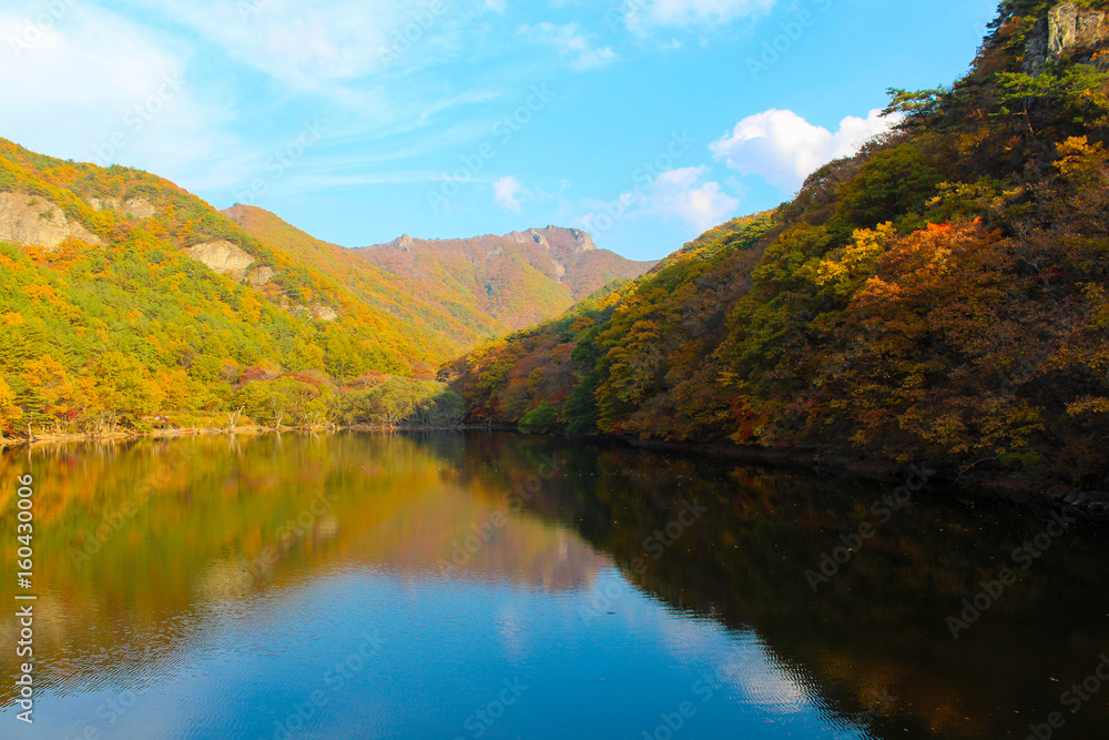 Naklejka premium Jusanji Reservoir - The mountain autumn landscape with colorful forest in Juwangsan National Park, South Korea