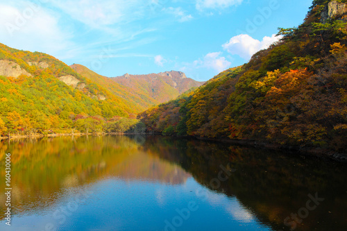 Fototapeta Naklejka Na Ścianę i Meble -  Jusanji Reservoir - The mountain autumn landscape with colorful forest in Juwangsan National Park, South Korea