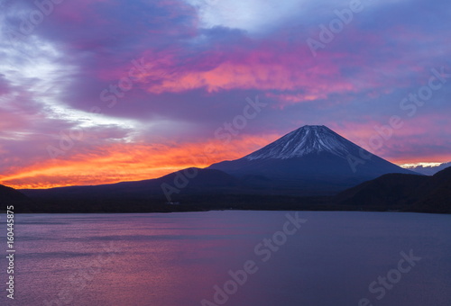 富士山と朝焼けの空　山梨県本栖湖にて © photop5