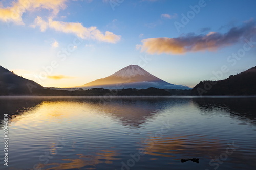 夜明けの富士山 山梨県精進湖にて