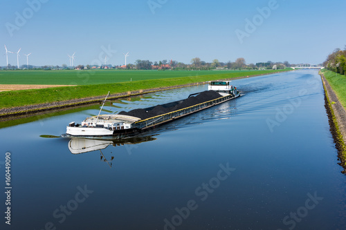 Mit Kohle beladenes Frachtschiff auf dem Schleusenkanal in der Wesermarsch