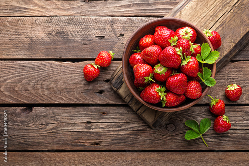 Tableau sur toile Fresh juicy strawberries with leaves. Strawberry.