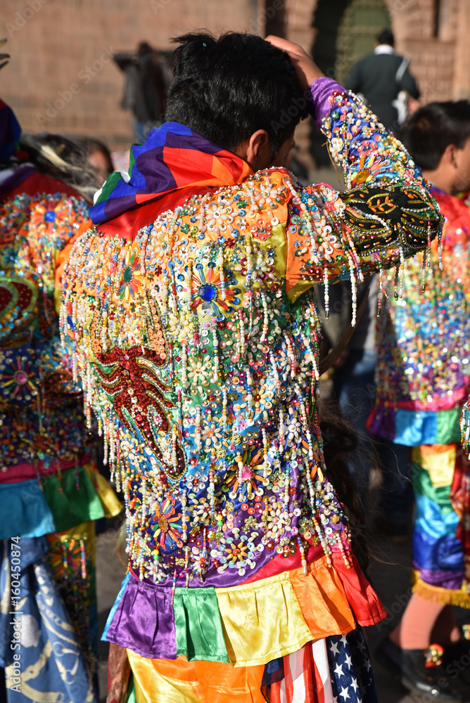 Péruvien en costume de fête brodé plaza de Armas à Cusco au Pérou