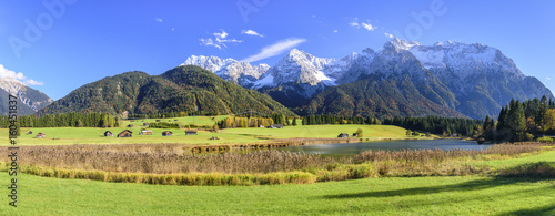 das markante Karwendelgebirge bei Mittenwald im Herbst 