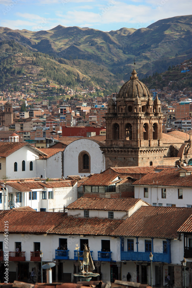 Toits et clocher à Cusco au Pérou