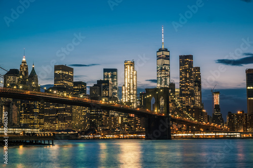 Fototapeta Naklejka Na Ścianę i Meble -  Brooklyn Bridge and Manhattan Skyline at night