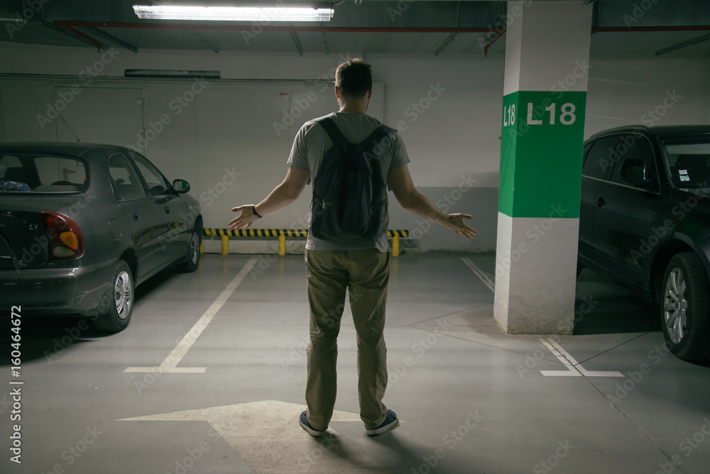 Ταπετσαρία man's car was stolen, can't find car at underground parking
