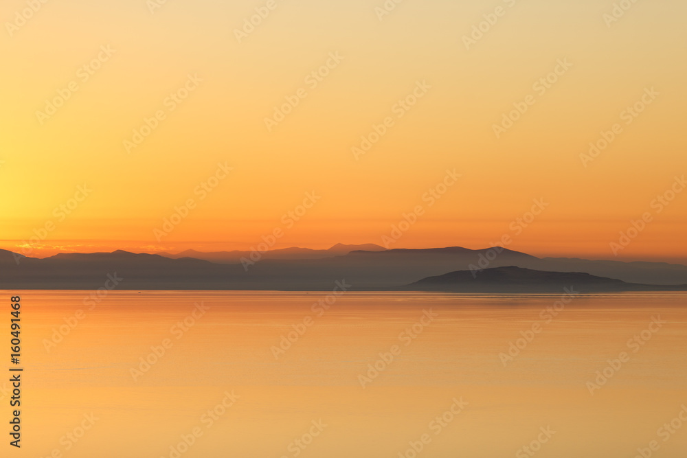 Obraz premium View of Mountain in Distance Golden Hour Sunset