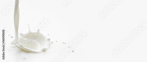 Photo Pouring milk splash