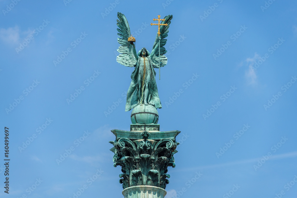 Obraz premium Statue des Erzengel Gabriel auf dem Heldenplatz in Budapest vor blauem Himmel 