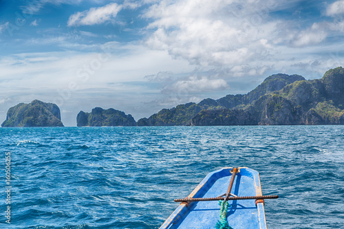 Valokuva view of the island hill from the prow of a boat
