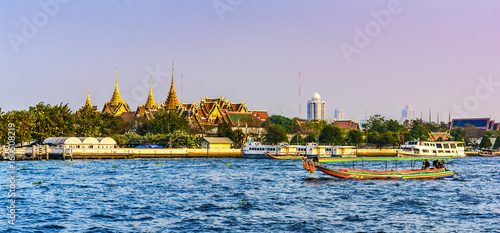 Canvas Print Sunset view across the Grand Palace, with the Chao Praya River in the foreground