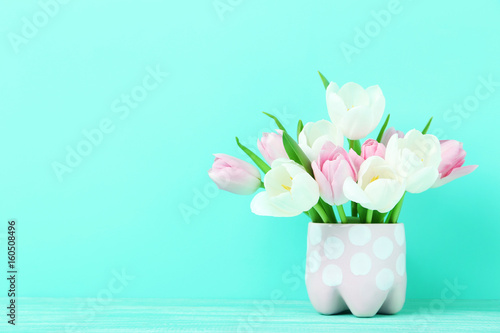 Fototapeta Naklejka Na Ścianę i Meble -  Bouquet of tulips in cup on green background