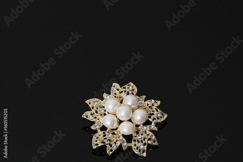 brooch with gold flowers and pearl © Bordin