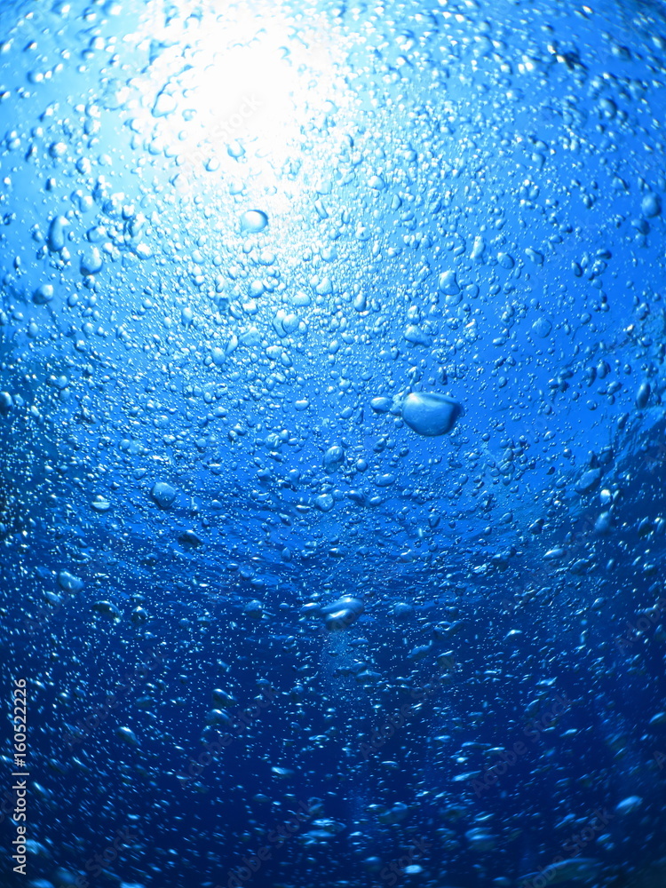 沖縄離島ダイビング 海中から見上げる水面 に泡 Stock Photo Adobe Stock