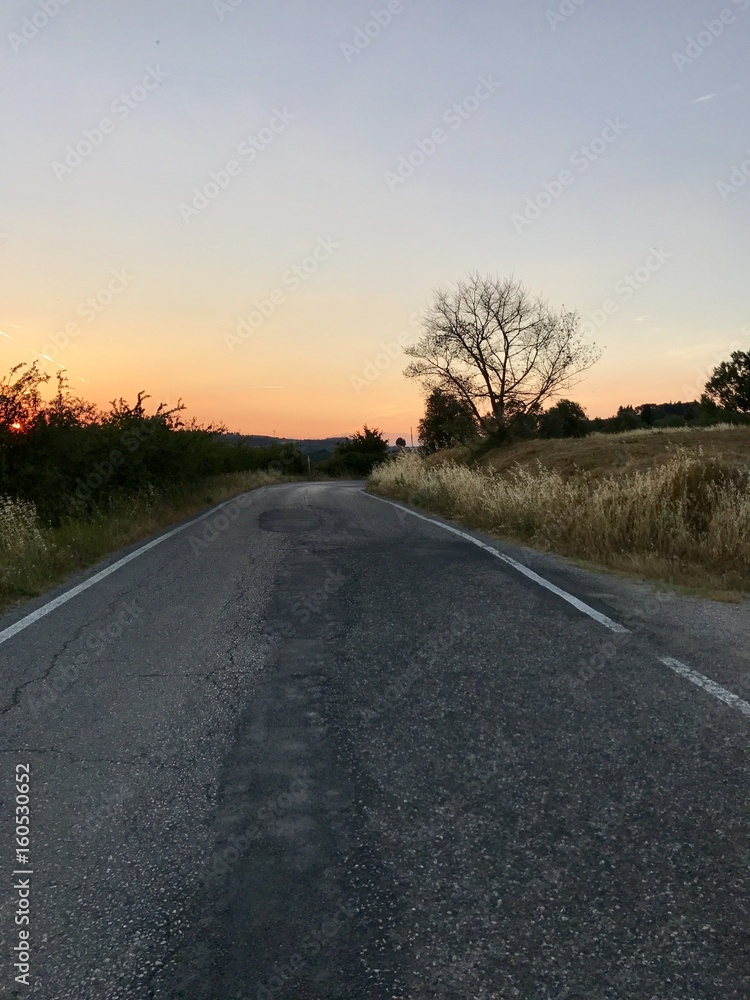 strasse im hochformat mit sonnenuntergang