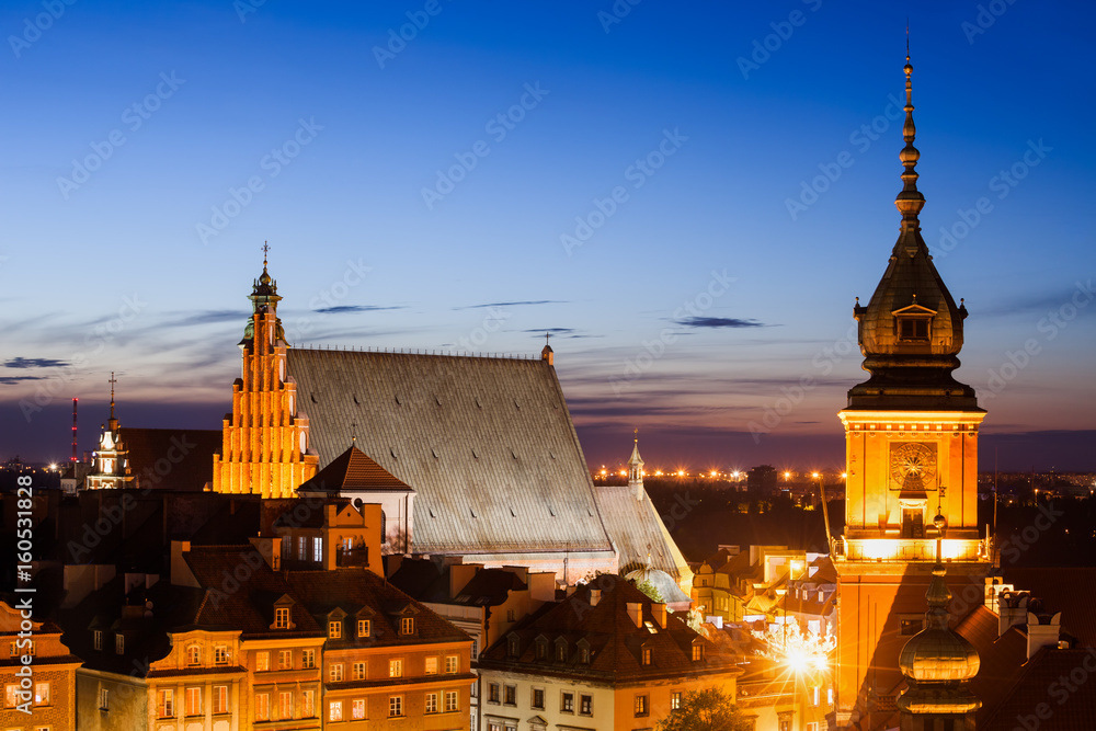 Obraz premium Old Town of Warsaw Capital City of Poland Twilight Skyline with Royal Castle Clock Tower