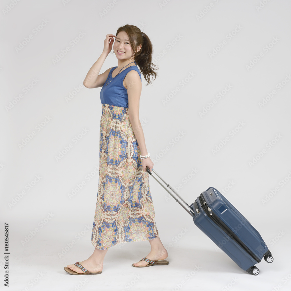 スーツケースを持って旅行に出かける女性 Stock 写真 Adobe Stock スーツケースを持って旅行に出かける女性 Stock 写真 Adobe Stock