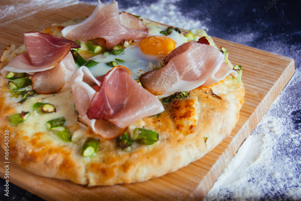 Pizza with asparagus, ham and egg