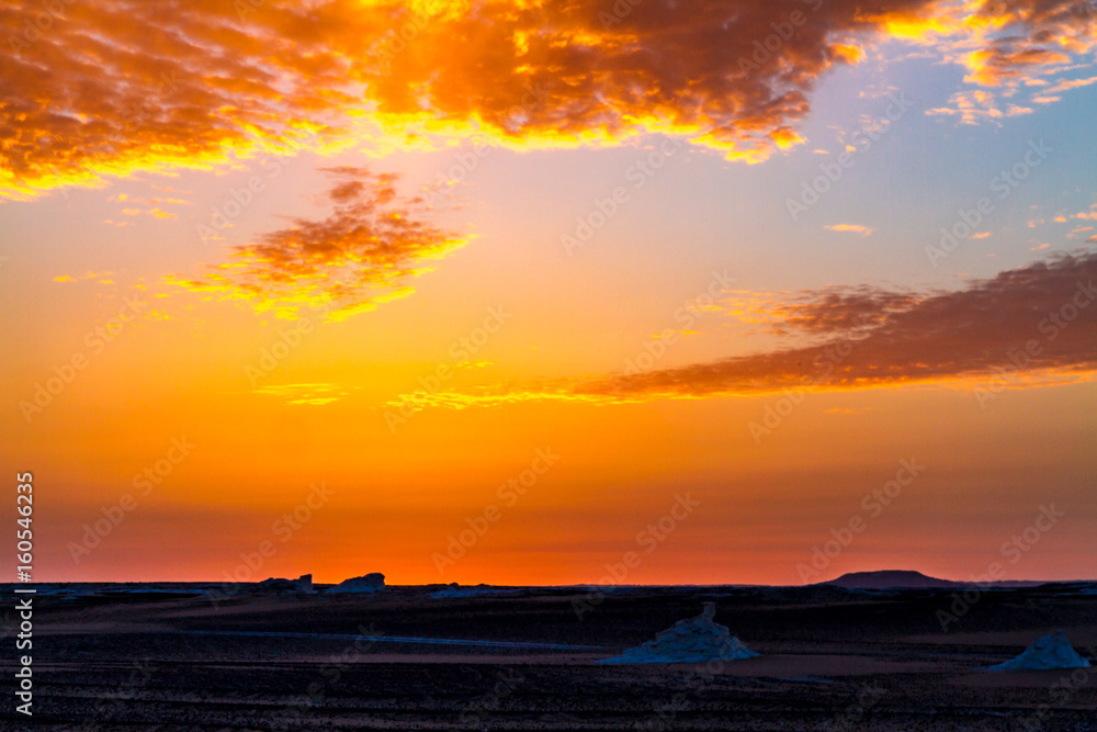 Fototapeta premium The dazzling and colored twilight of the white Desert.
