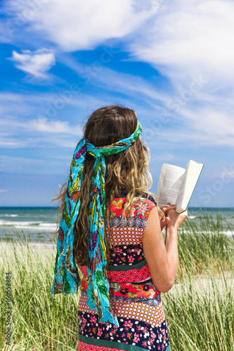 Frau mit buch