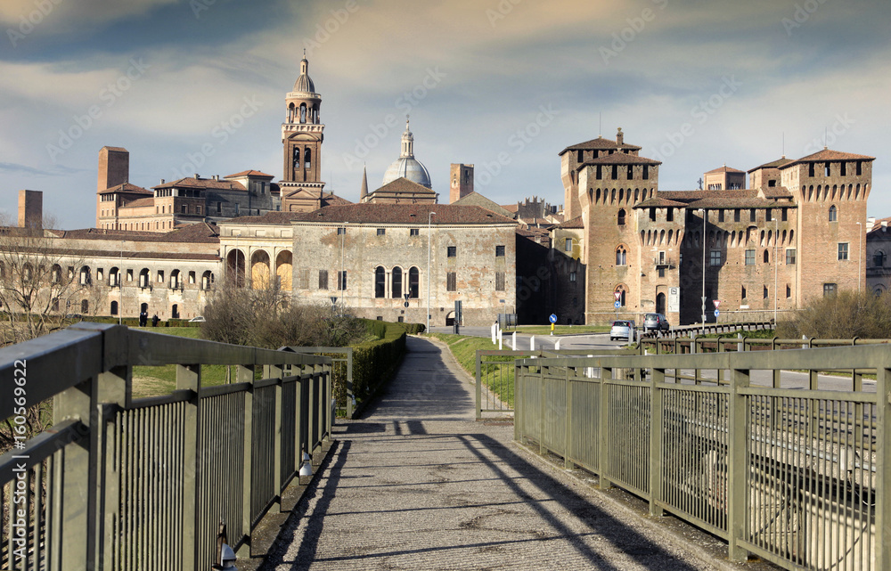Mantova. Skyline dal ponte del lago