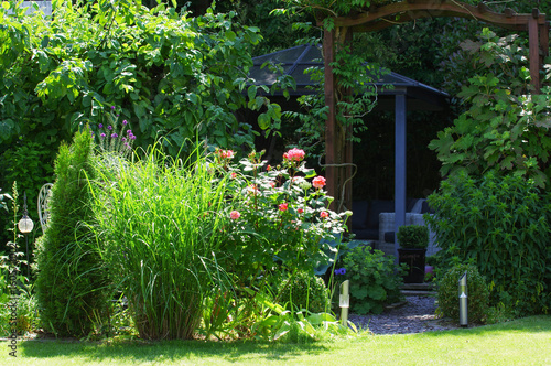 Wallpaper Mural Garten mit Tisch und Stühlen Torontodigital.ca