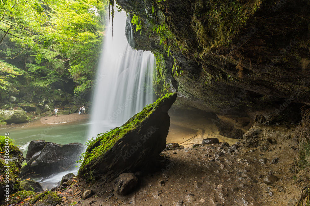 Obraz premium Inside Nabegataki waterfalls in Kumamoto, Kyushu, Japan