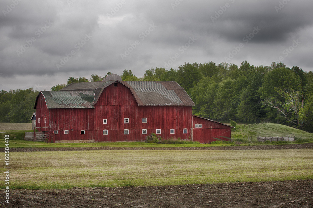 Obraz premium Red Barn Cloudy Day