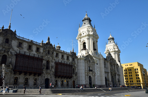 Palais de l'archevêché et cathédrale plaza de Armas à Lima au Pérou