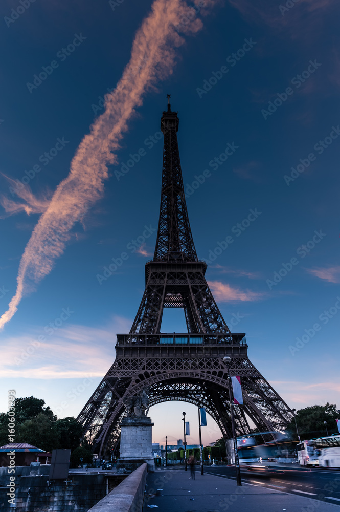Sunrise over the Eiffel Tower on the Iena Bridge, Paris, France