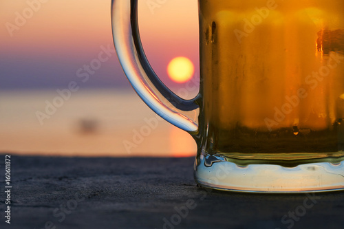 Bierglas vor Sonnenuntergang an der Kroatischen Mittelmeerküste
