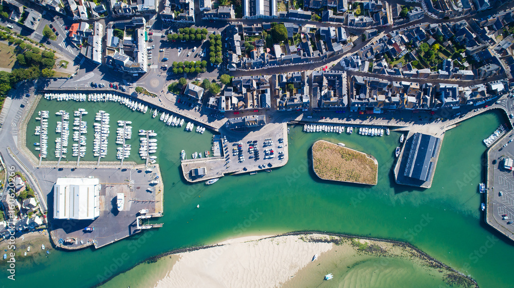 Photo aérienne à la verticale du centre ville du Croisic et de son port, France
