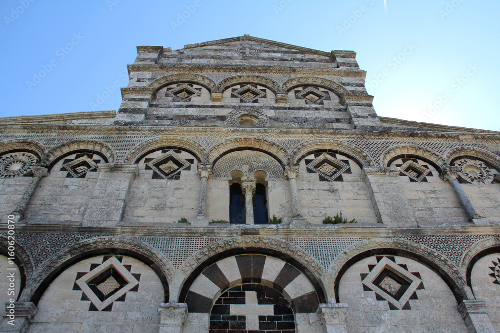 chiesa romanica di San Pietro di Sorres presso Borutta (Sassari, Sardegna); coronamento della facciata