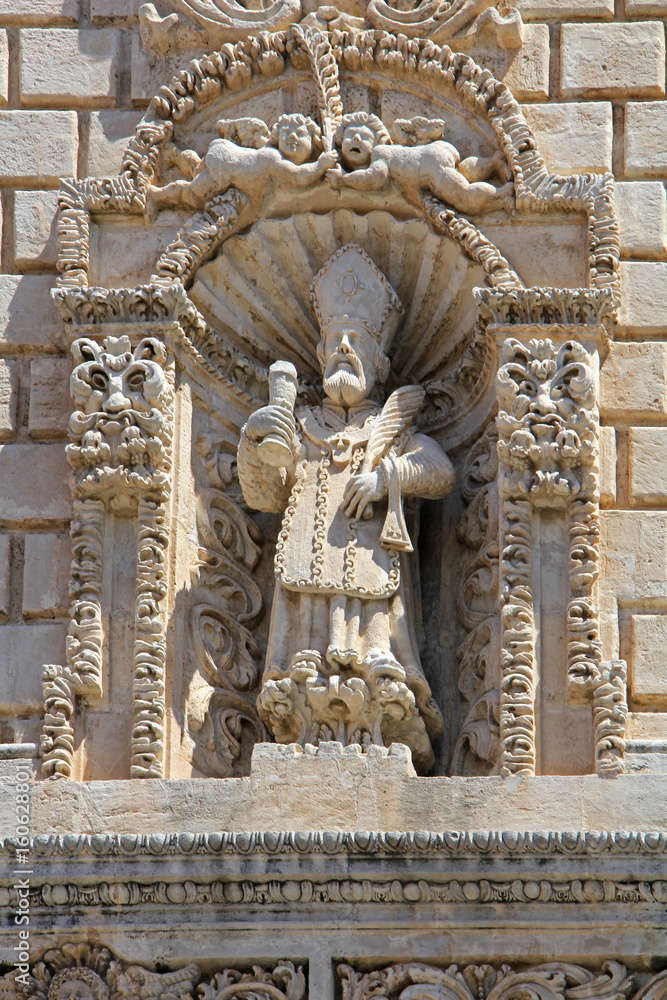 statua di un santo vescovo sulla facciata del Duomo di Sassari