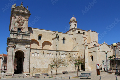 Duomo di Sassari: facciata barocca e fianco sud romanico