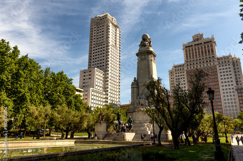 Monumento a Cervantes y rascacielos