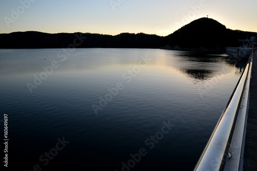 Obraz na płótnie Lake Solina view from the top of the dam at sunset w salonie