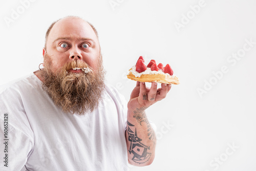 Φωτογραφία Man holding a dessert in his hand