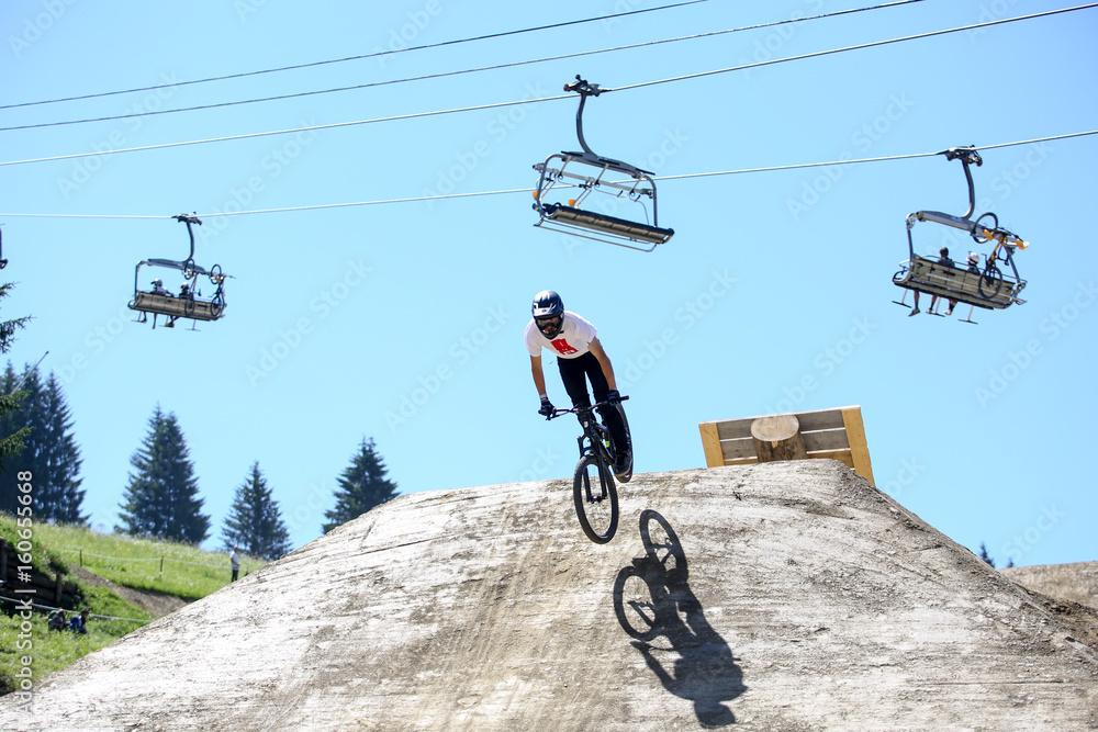 Obraz premium vélo tout terrain descente