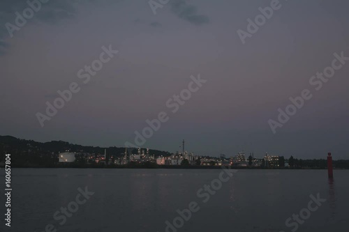 timelapse usine sur horizon day to night
