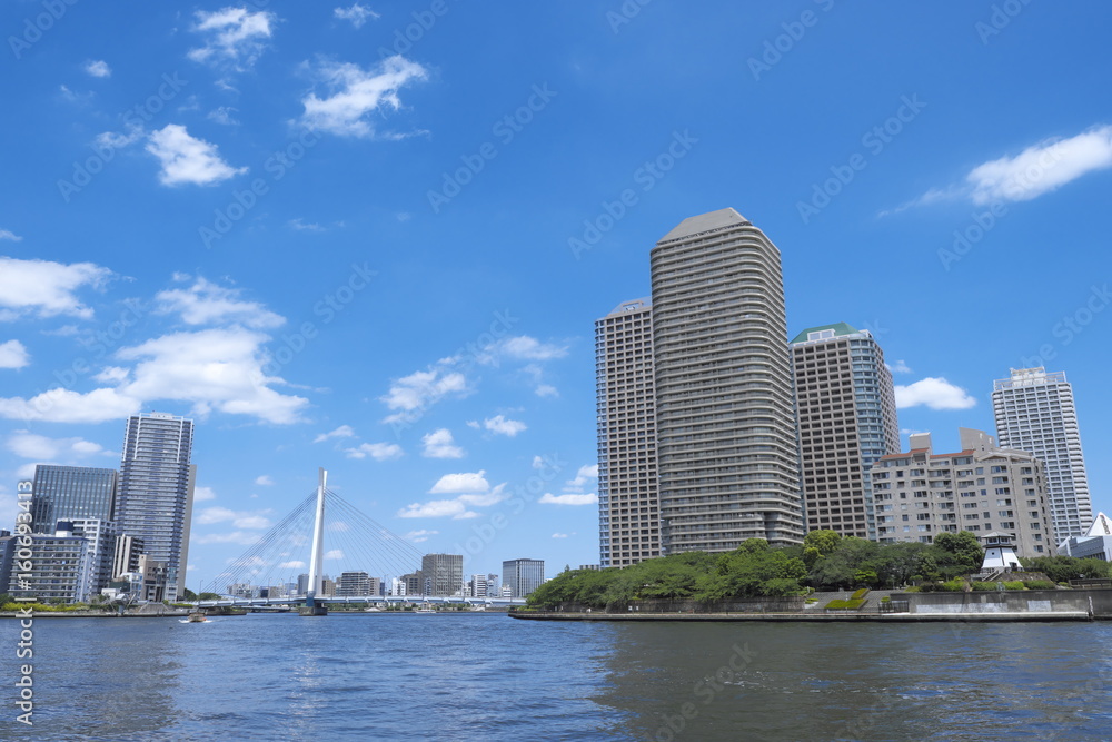 五月晴れの隅田川と中央大橋