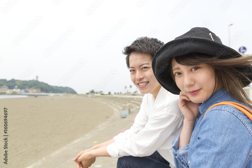 カップル 湘南 江ノ島背景 カメラ目線 海風 カップル 湘南 江ノ島背景 カメラ目線 海風