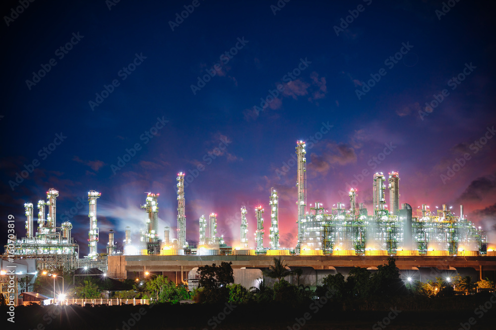 Fototapeta premium Oil refinery at twilight