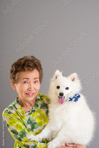 白い犬を抱く女性 © beeboys