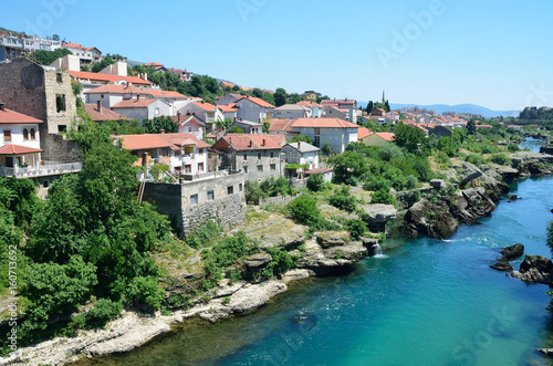Босния и Герцеговина, древний город Мостар на берегу реки Радобла © irinabal18