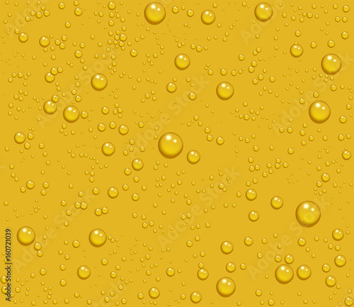 Photo Light beer transparent drops of dew on yellow background