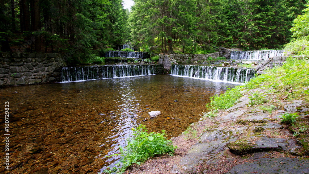Naklejka premium Kaskada wodospadów na połączeniu dwóch górskich rzek