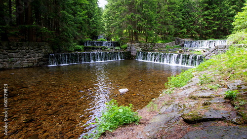 Fototapeta Naklejka Na Ścianę i Meble -  Kaskada wodospadów na połączeniu dwóch górskich rzek