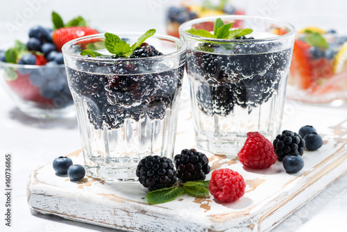 Canvas Print carbonated drinks with fresh berries